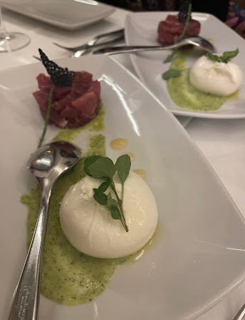 Burrata con tartare di tonno e salsa alle erbe, uno dei signature dish di Retro Gusto